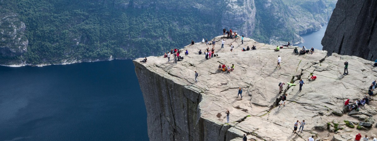 Zobaczyć Preikestolen i... nie utonąć w tłumie. Najbardziej zatłoczone norweskie atrakcje turystyczne