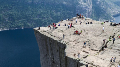 Zobaczyć Preikestolen i... nie utonąć w tłumie. Najbardziej zatłoczone norweskie atrakcje turystyczne