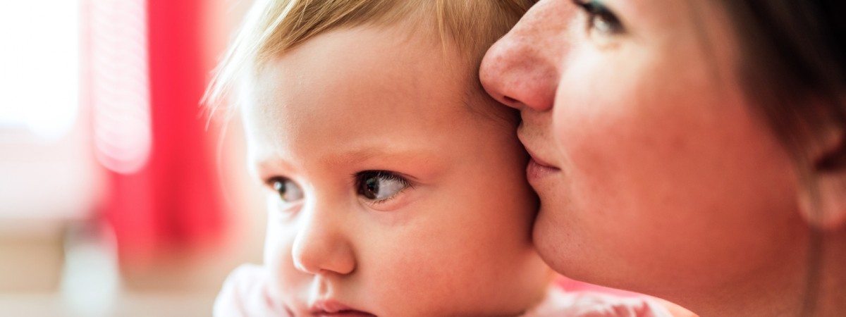 „Nie mów do dziecka łamanym norweskim”. Jakie błędy wychowawcze najczęściej popełniają matki-emigrantki? 