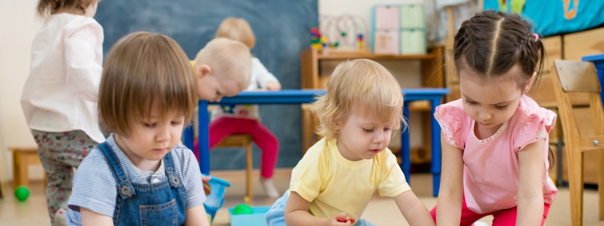 Rząd i rodzice mówią jednym głosem: wolą miejsce w przedszkolu zamiast zasiłku na dziecko