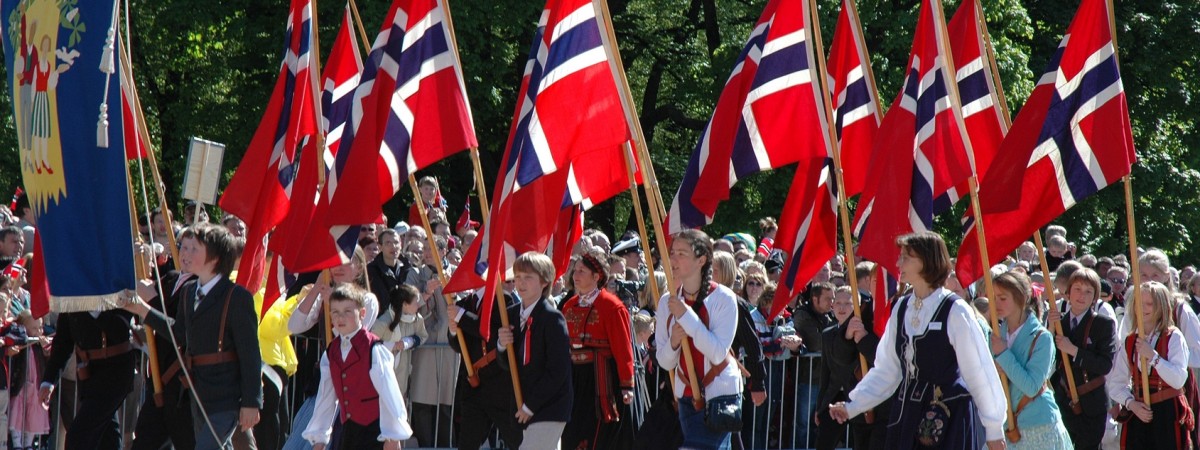„Weź norweską flagę i pij dużo alkoholu”: jak obchodzić norweskie święta narodowe, kiedy jest się imigrantem 