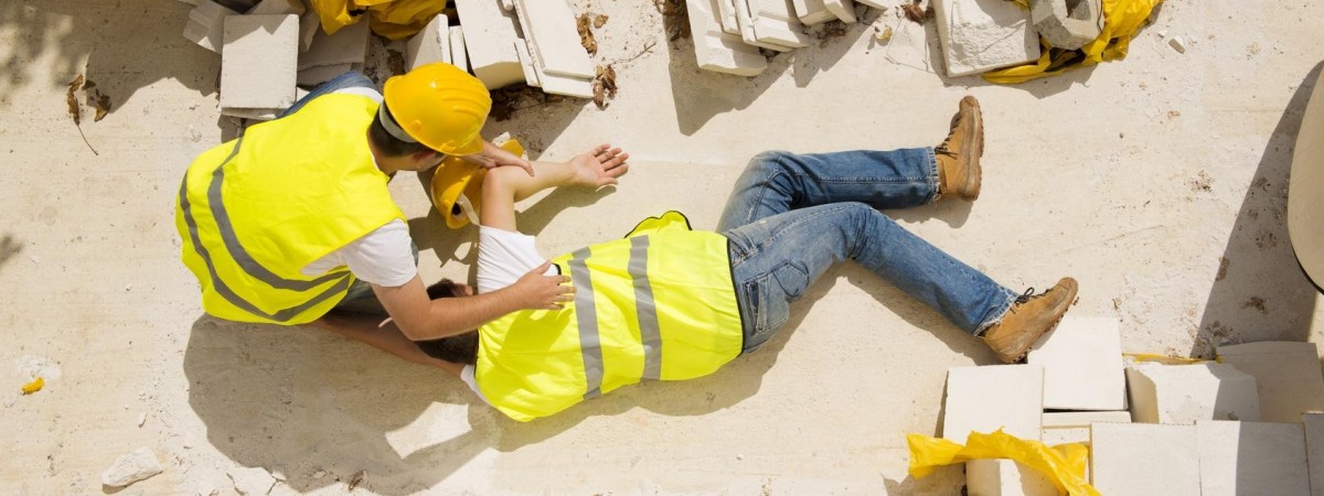 Złamanie, poślizgnięcie, skręcenie – najczęstsze wypadki przy pracy wśród Polaków. Co wtedy robić?