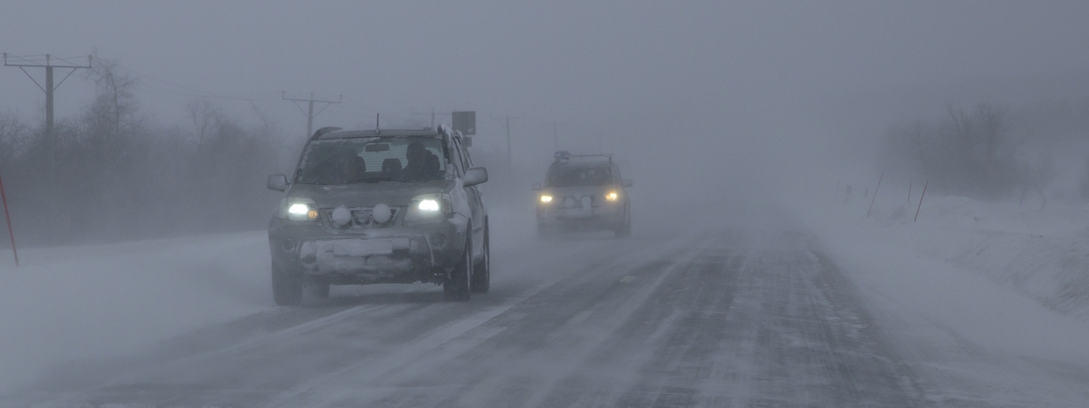 Pogoda znów nie sprzyja kierowcom: zamknięte drogi, ruch kolumnowy