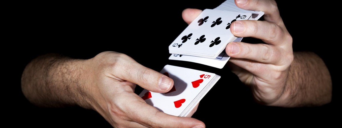 Pora na weekend: mocne uderzenie rocka w Larvik, karciane sztuczki i filmowe niespodzianki!