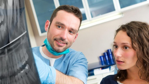 Koniec „turystyki dentystycznej”? Norwescy lekarze chcą ograniczyć zagraniczne wyjazdy na leczenie