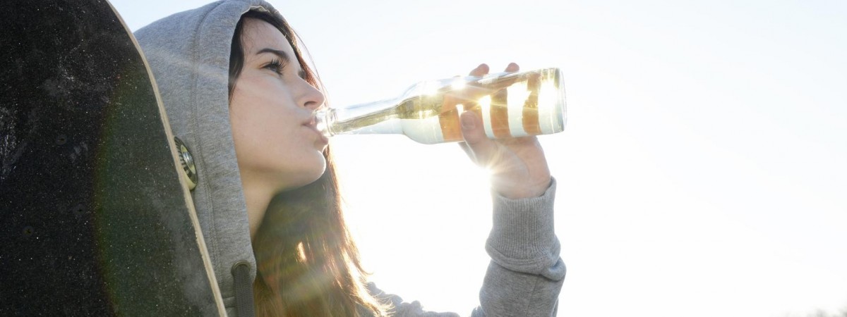 Nielegalny alkohol z dowozem: Dziennikarka podszywa się pod 17-latkę, by zamówić „alkoholową taksówkę