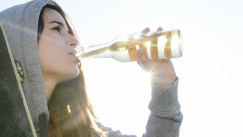 Nielegalny alkohol z dowozem: Dziennikarka podszywa się pod 17-latkę, by zamówić „alkoholową taksówkę