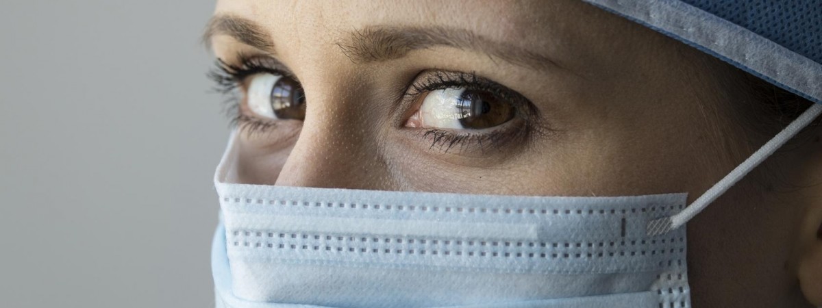 Podaje się za lekarkę. Przeprowadza zabiegi, kobiecie wyciągnęła spiralę. Szuka jej policja