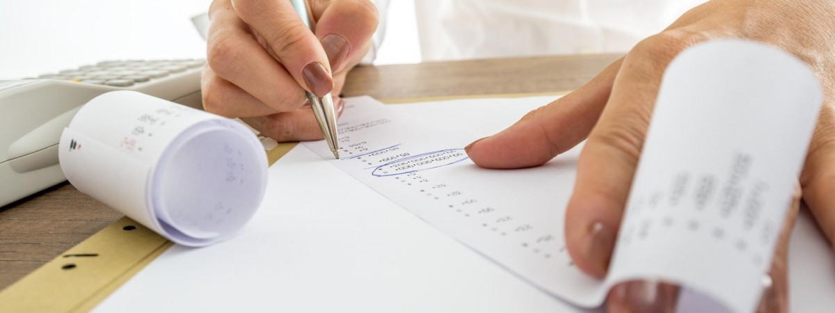 Płatności kartą i gotówką w rozliczeniach księgowych – jak to wygląda?