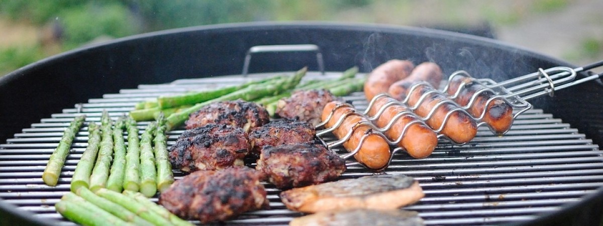 Planujesz grilla? Norweski Instytut Zdrowia ostrzega: uważaj na surowe mięso