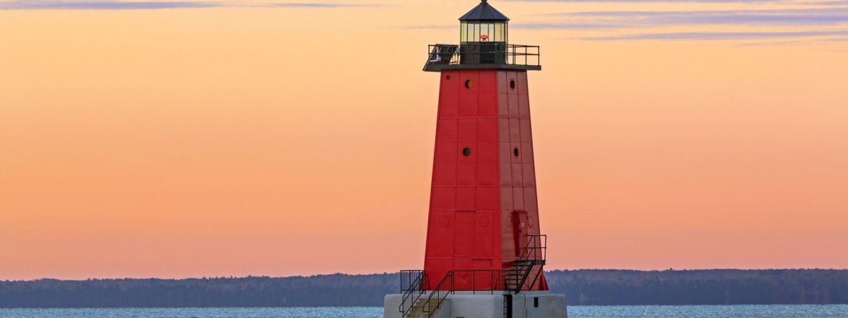 Leśny hotel, latarnia morska i lodowy pensjonat – pomysły na nietypowy nocleg w Norwegii