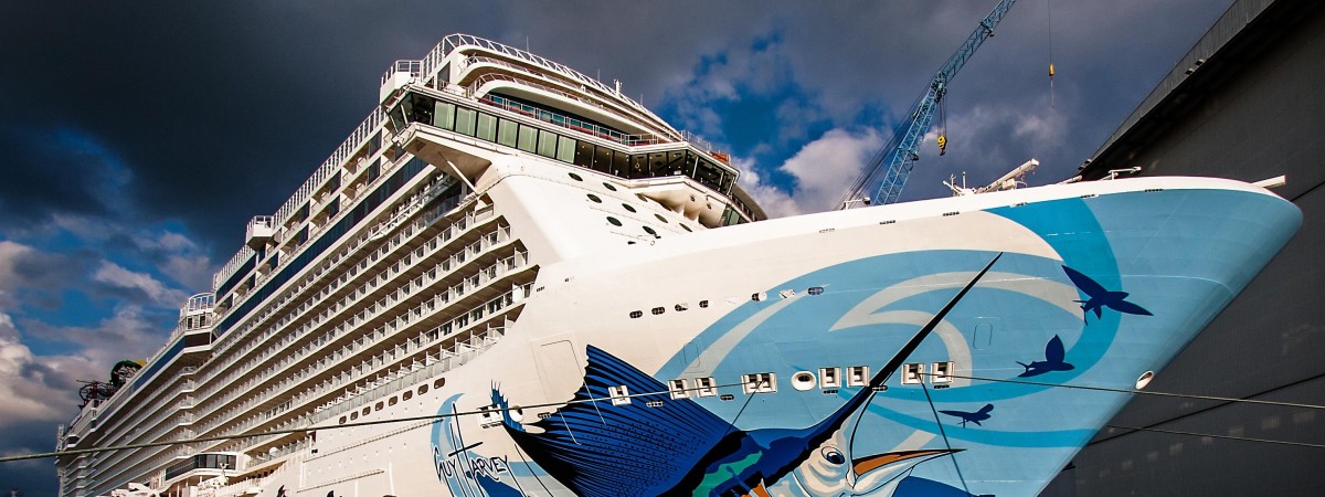 Kajuty VIP, beztroski wypoczynek i wieloryby. Oto Norwegian Bliss – najbardziej luksusowy wycieczkowiec