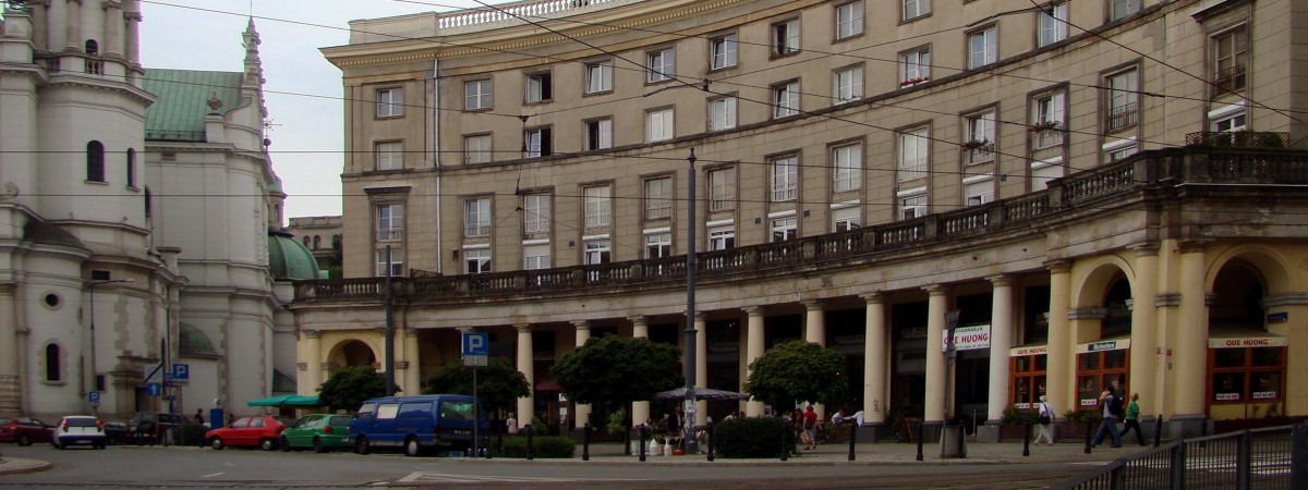 Warszawska policja zatrzymała agresywnego Norwega. Demolował plac Zbawiciela