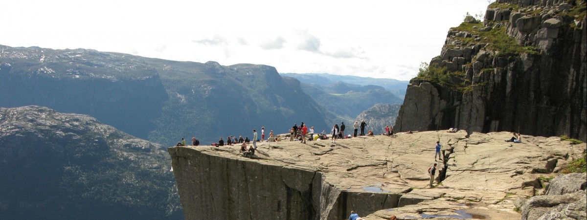 Norweska wieś pełna turystów z… Preikestolen
