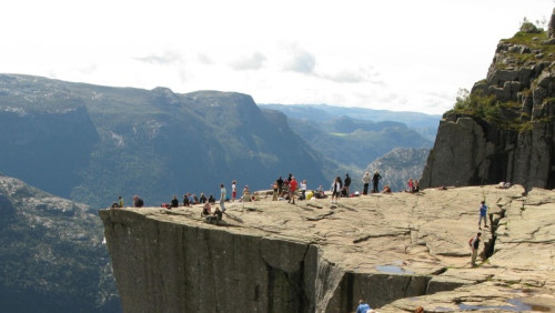 Norweska wieś pełna turystów z… Preikestolen