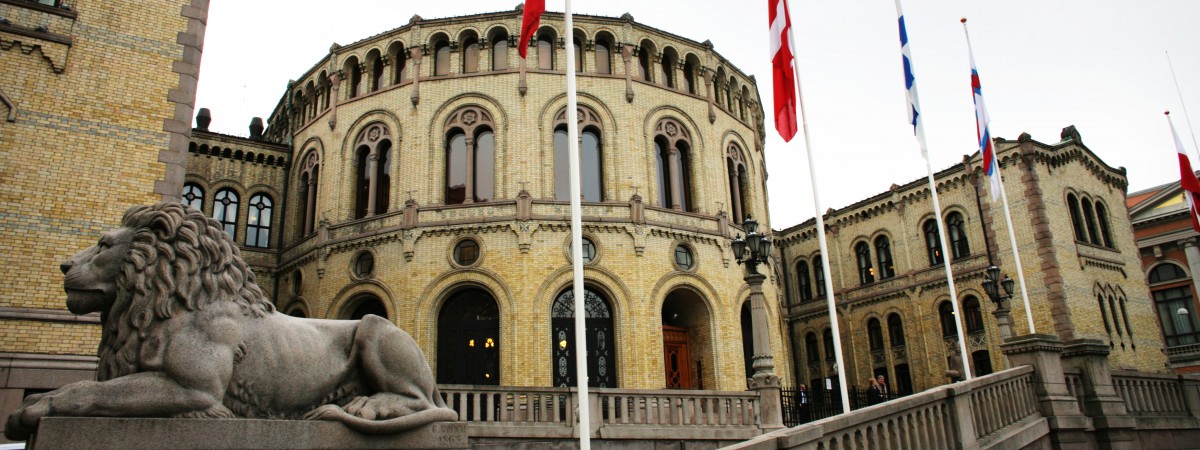 Luksusy w Stortingu: francuskie makaroniki i złote wizytówki