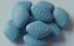 Oto  mistrzowie świata w łykaniu viagry 