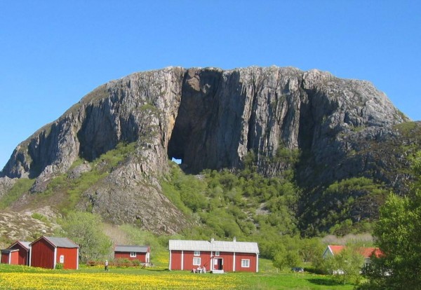 czwartek_torghatten_czyli_dziura_w_gorze_zdjecie_z_wikipedia.jpg czwartek_torghatten_czyli_dziura_w_gorze_zdjecie_z_wikipedia.jpg