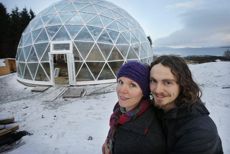 Małżeństwo buduje dom ekologiczny w Nordland