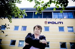 Policja zrobiła mu nalot na mieszkanie, bo zapłacił gotówką