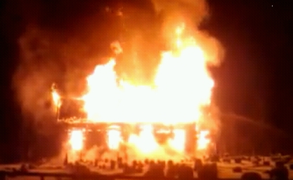 Doszczętnie spłonął drewniany kościół w Hønefoss 