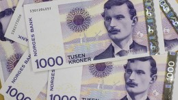 Rzucał w przypadkowych ludzi pieniędzmi