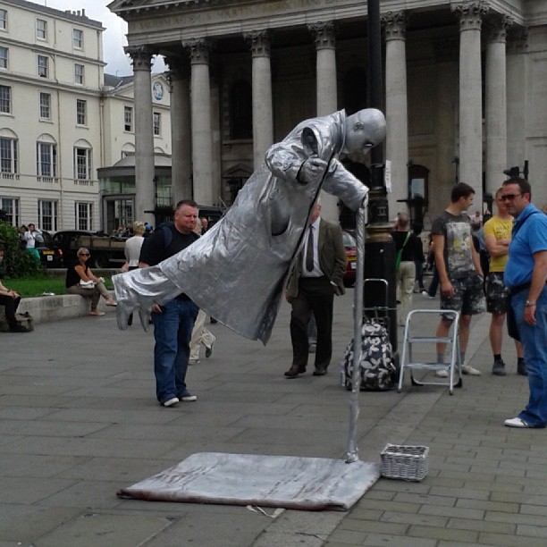 levitating_mann_londyn2_fot.niashinesxoxo.jpg