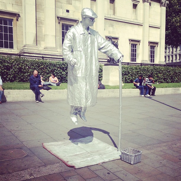 levitating_mann_londyn_fot.ameliawollaston.jpg