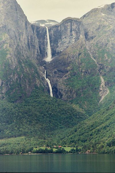 mardalsfossen_waterfall_norway_2004.jpg
