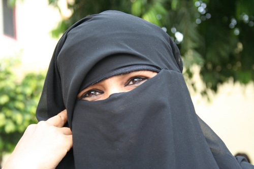 Spór wokół islamskich nakryć głowy trwa