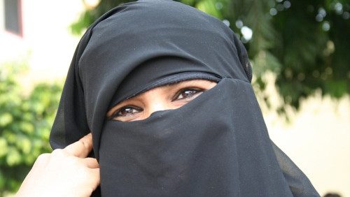 Spór wokół islamskich nakryć głowy trwa