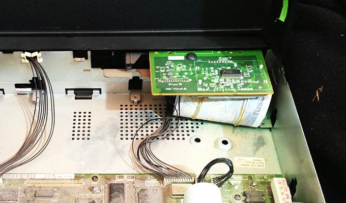 Szmuglowali szmal w dekoderze telewizyjnym