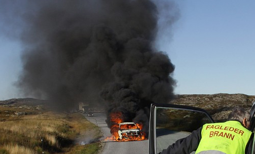 Polacy wyskoczyli z płonącego samochodu