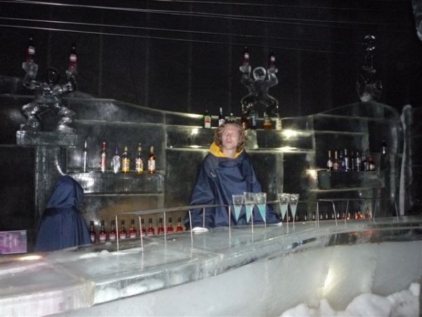 poniedzialek_the_magic_ice_jakub_za_lodowym_barem_kieliszki_tez_lodowe.jpg poniedzialek_the_magic_ice_jakub_za_lodowym_barem_kieliszki_tez_lodowe.jpg