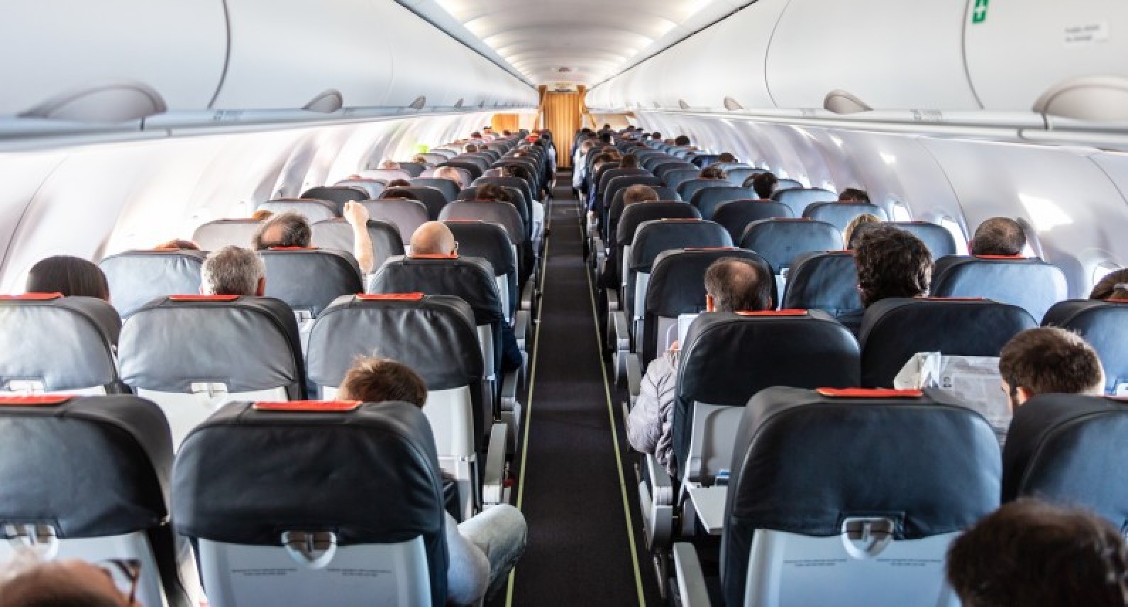Podróże lotnicze to nowa droga zarażenia koronawirusem: Instytut Zdrowia Publicznego chce śledzić infekcje w samolotach