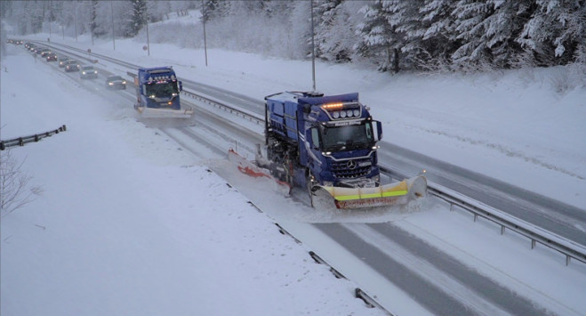 Śnieżny chaos w południowej Norwegii trwa. „Zostańcie w domu i nie wsiadajcie za kółko”