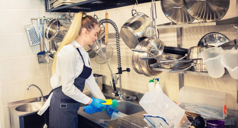 Niepewne grafiki i za krótkie przerwy: więcej wykroczeń w pracy sezonowej