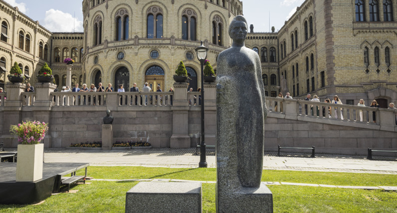 Nowy pomnik przed norweskim parlamentem. Kim byłaś, Anno Rogstad?