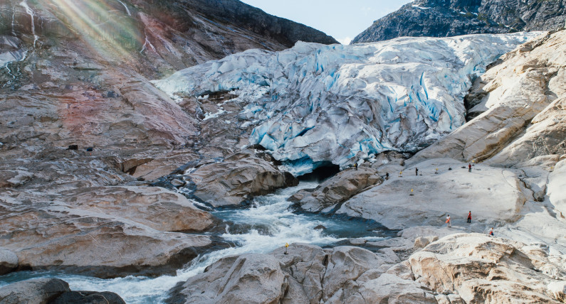 Lodowce piękne i… niebezpieczne: czy zmiany klimatu doprowadzą w Norwegii do tragedii?