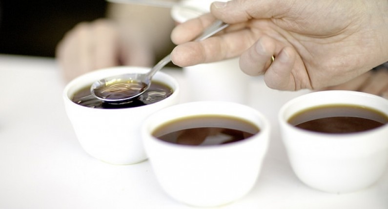 Kawa z surowym jajkiem? Internauci obrzydzeni przepisem na norweski poranek