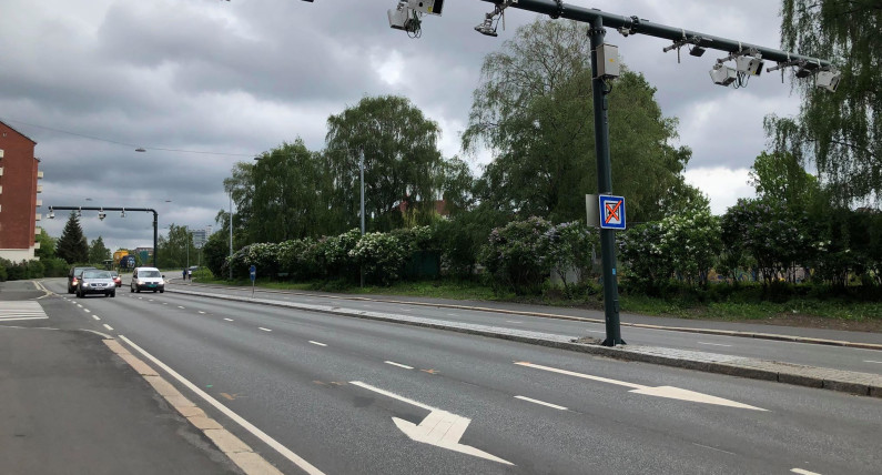 Miliardy z bompenger na transport publiczny. Rząd się stara, ale ruch samochodów nie maleje