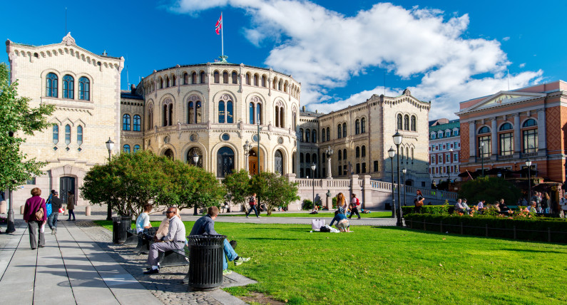 Od dziś można zwiedzać Storting za darmo: ruszyły letnie wycieczki po norweskim parlamencie