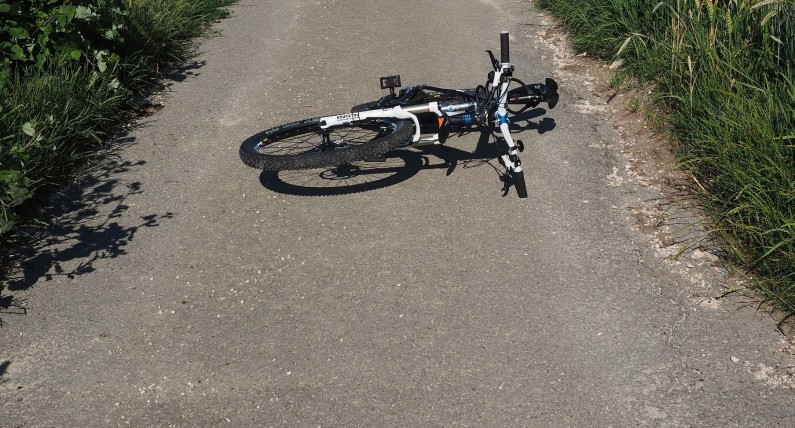 40-latek znaleziony martwy przy drodze. Policja prosi o pomoc świadków