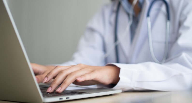 Zwolnienie lekarskie w trakcie wizyty online? Propozycja resortu
