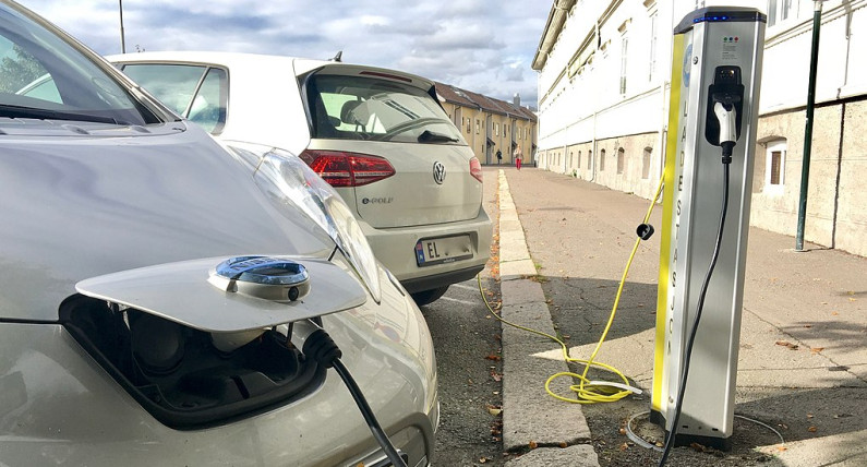 Diesel i benzyna tracą przewagę. To największy skok od lat