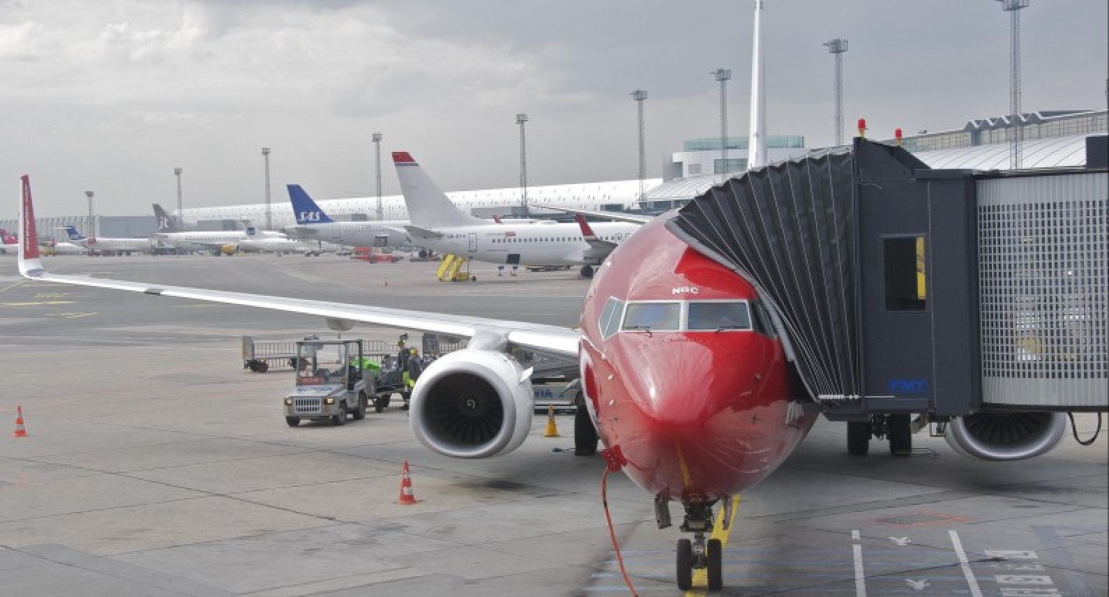 Zakaz lotów do USA utrzymany: restrykcje dotkną Polaków i Norwegów