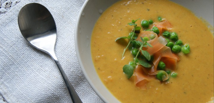 Gęsta, kremowa i lekko słodka – rozgrzewająca zupa marchewkowa