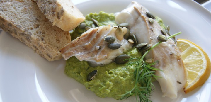 Pieczona ryba na purée z groszku – pomysł na łatwy i pyszny sobotni obiad