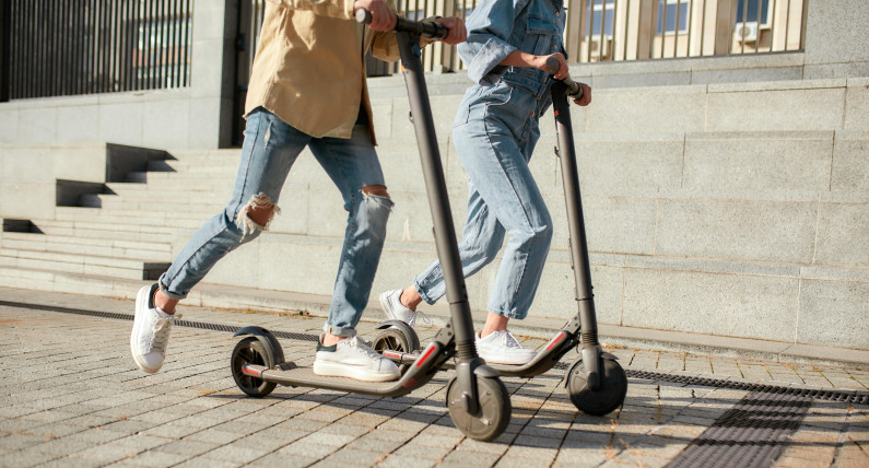 Hulajnogi osiągają prędkości motocykli, a jeżdżą na nich dzieci. Norwegia mówi "dość"