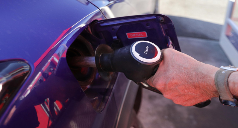 Diesel tanieje o kilka NOK. Rząd twierdzi, że sprowadzi to na Norwegię problemy